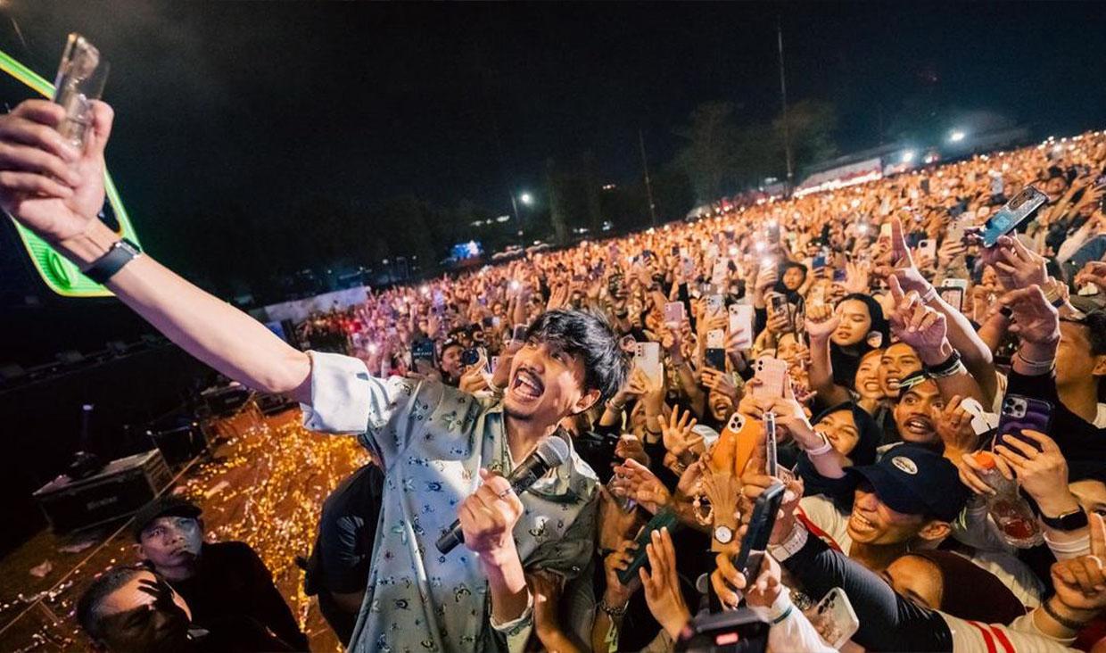 Duta Sheila on 7 berselfie bersama Penggemar saat konser di Makassar